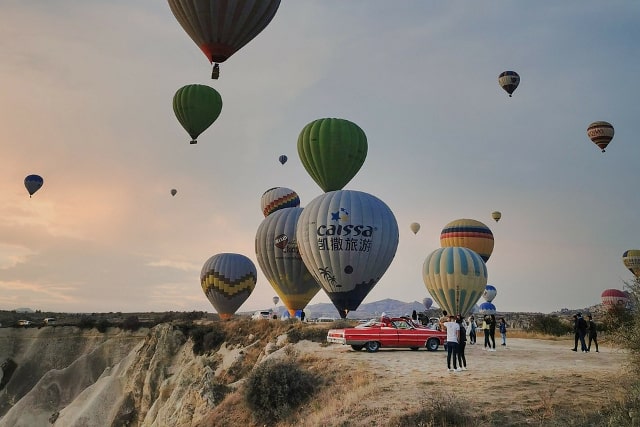 hot-air-balloons-5505217_1280-min